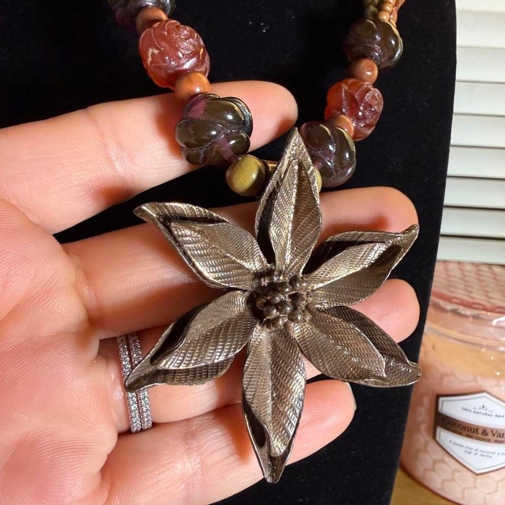 Cookie Lee-Multi-colored beaded necklace with large bronze flower pendant - Picture 2 of 8